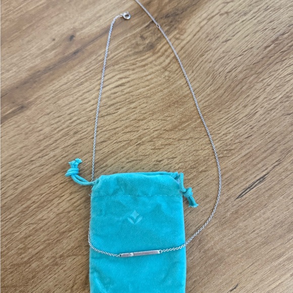 Elegant Silver Necklace - Picture 1 of 4